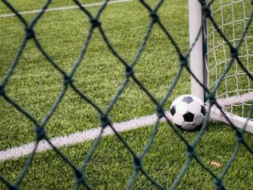 领先之后不会踢球了？荷兰自食其果！和德国队双双倒在了12码前（配图示意）